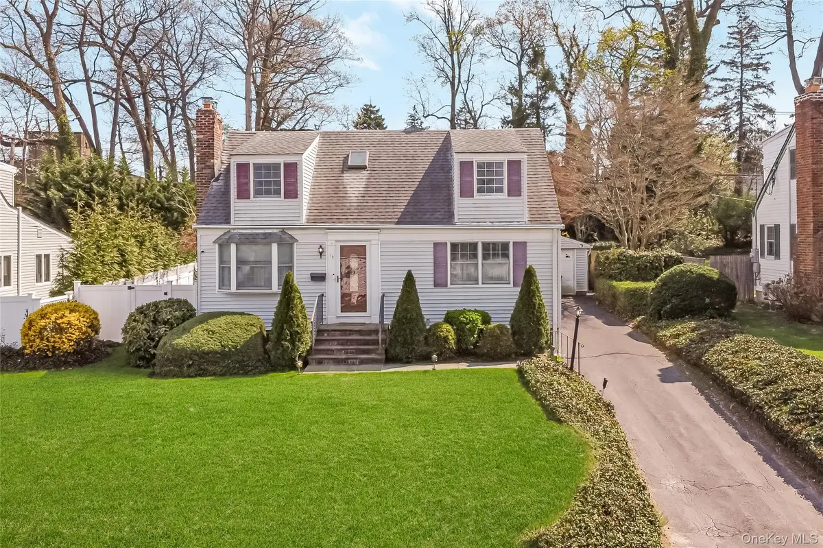 72 Seaman RD, Glen Cove, NY 11542
