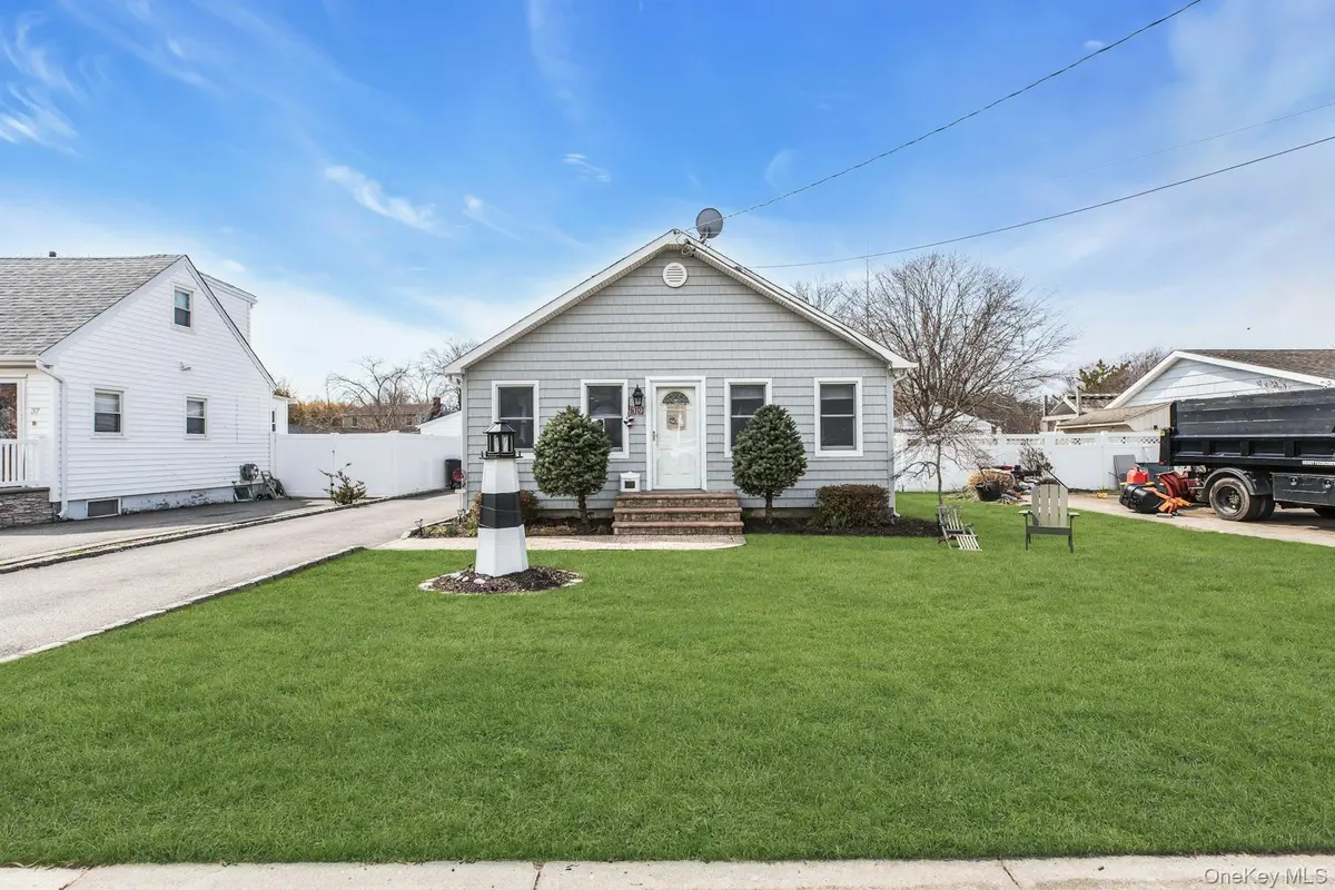39 Ocean AVE, Blue Point, NY 11715