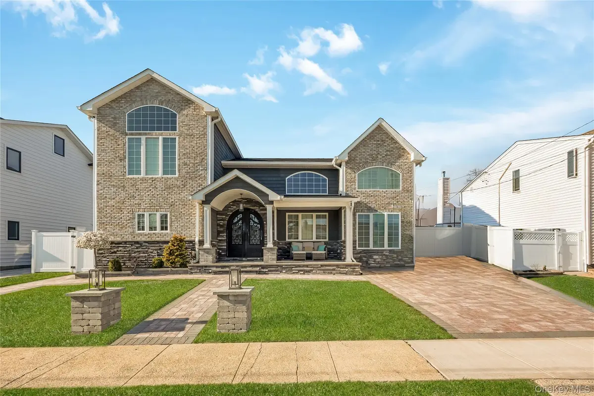 42 Sandy LN, Massapequa, NY 11758