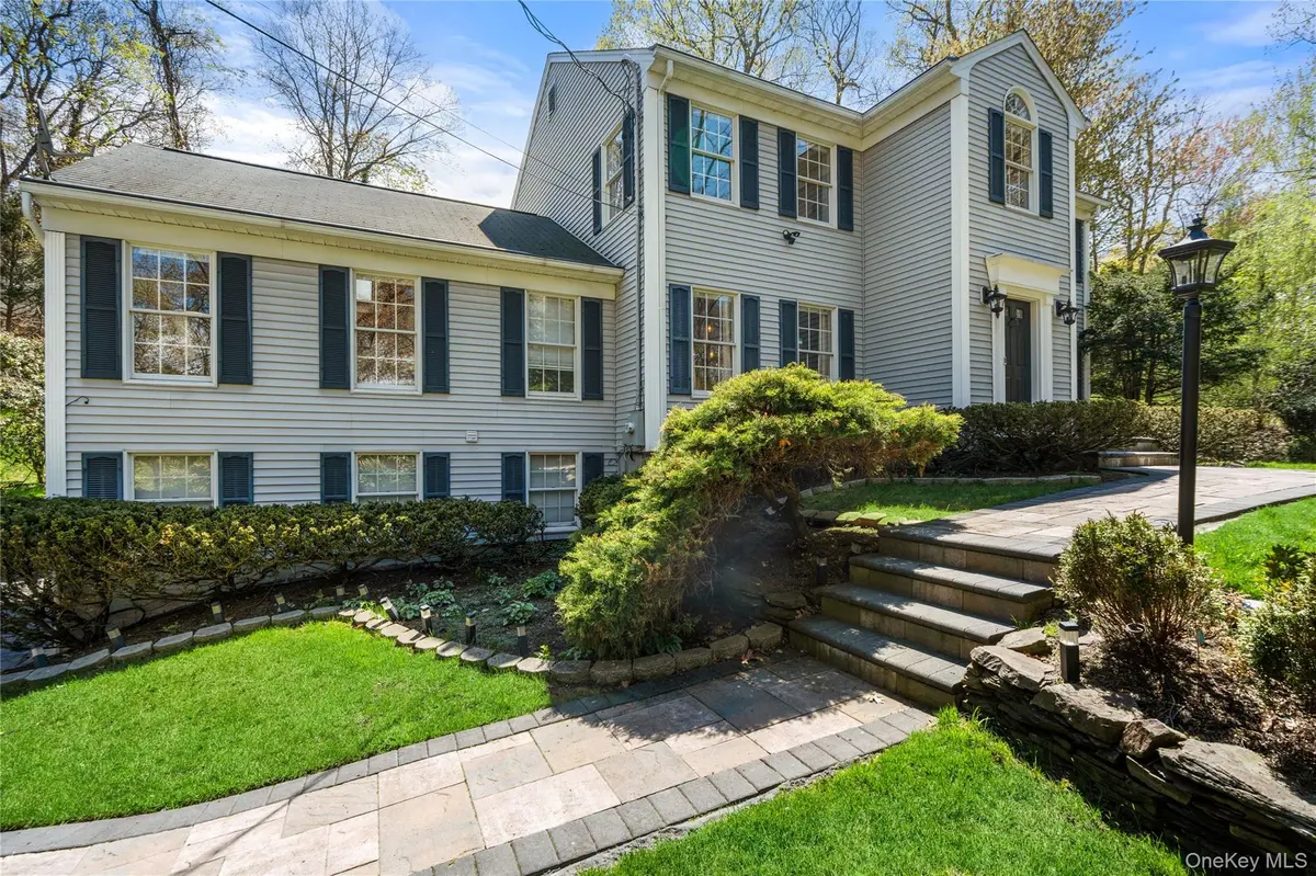 8 Dogwood RD, Stony Brook, NY 11790