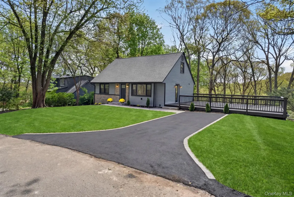 33 Tuscarora DR, Centerport, NY 11721
