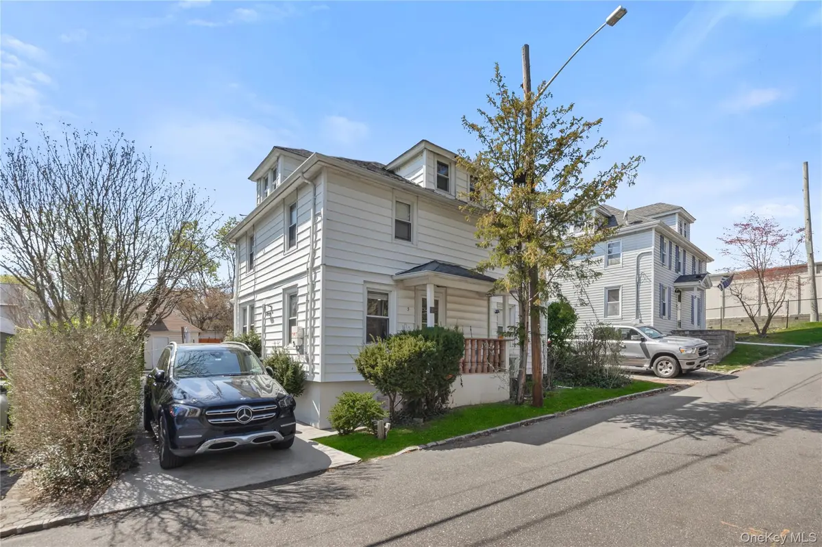 3 3RD ST, Greenvale, NY 11548