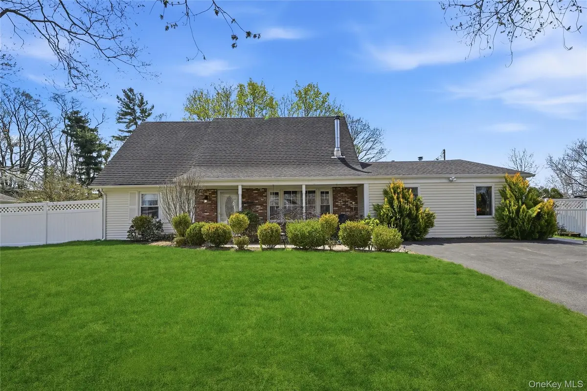 18 Marwood PL, Stony Brook, NY 11790