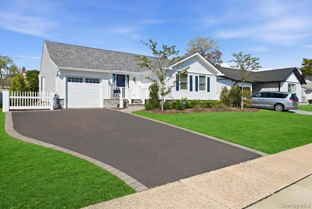 26 Clearland AVE, Carle Place, NY 11514