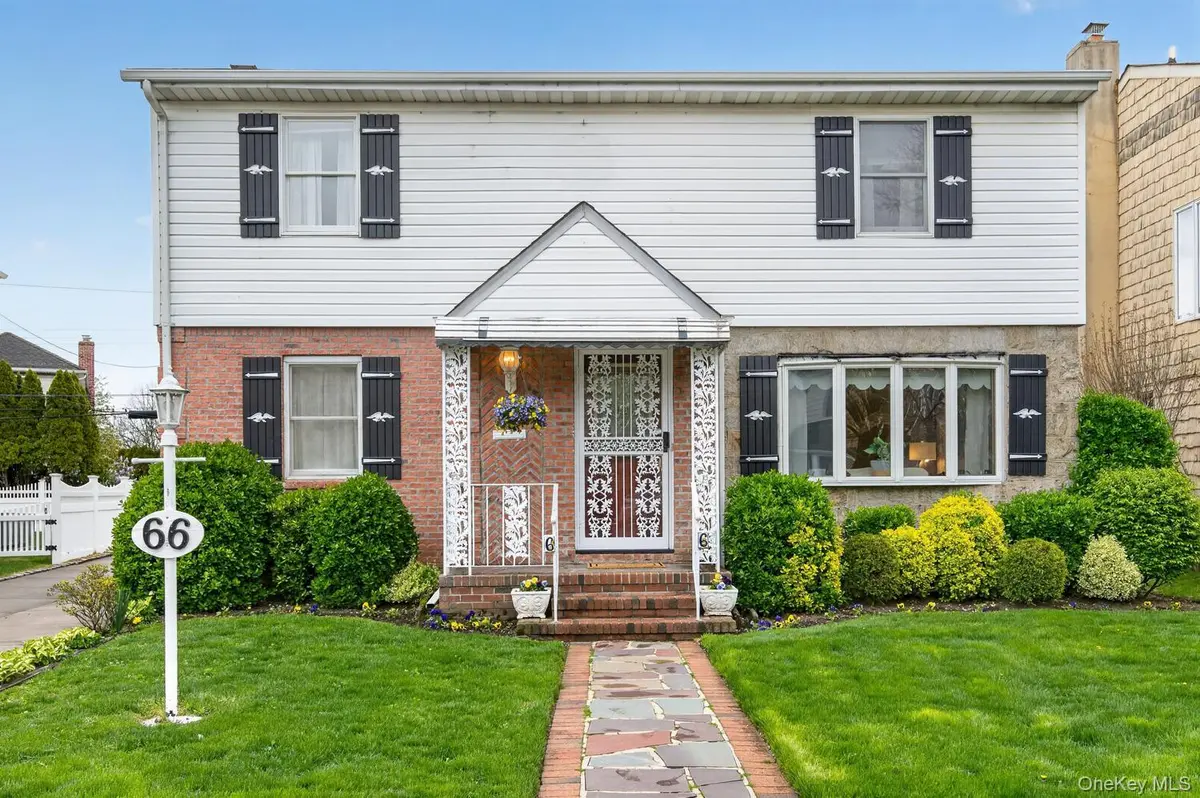 66 Aberdeen RD, New Hyde Park, NY 11040