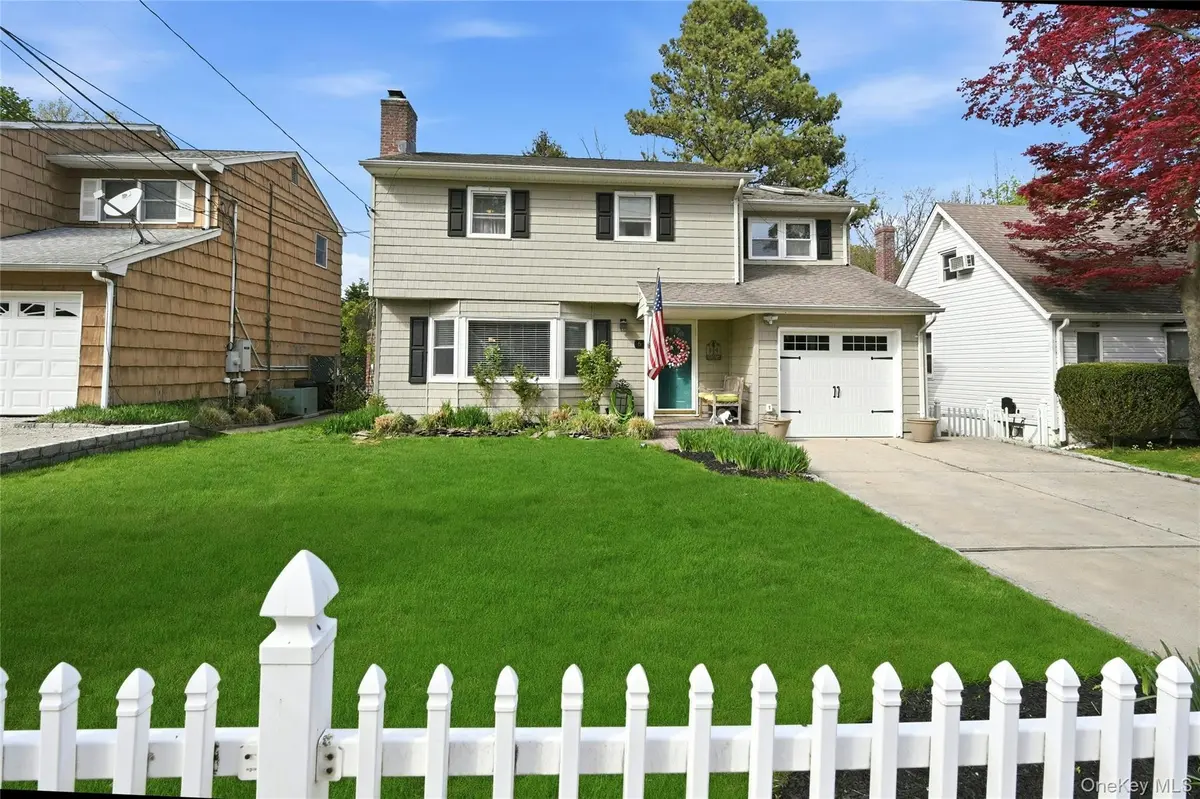 6 Butler PL, Northport, NY 11768