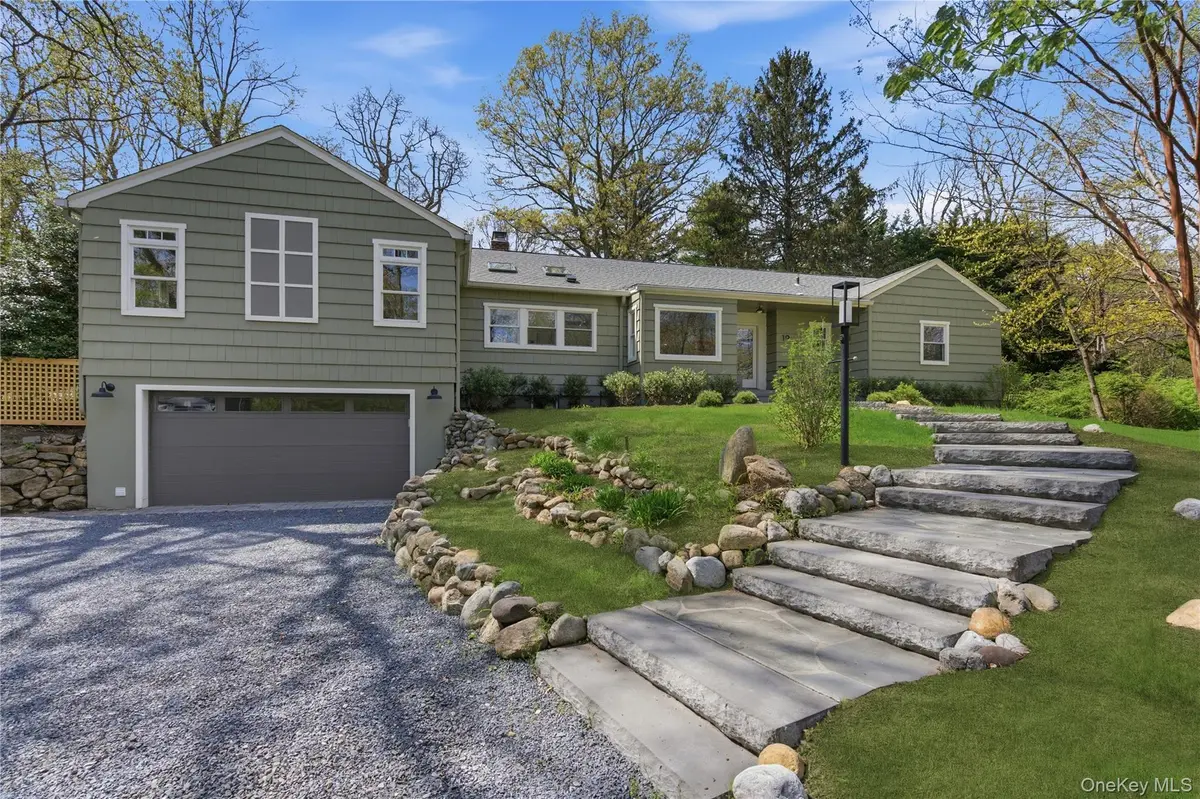 19 Erick CT, Cold Spring Harbor, NY 11724