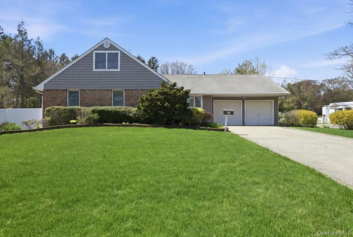 31 Chelsea DR, Syosset, NY 11791