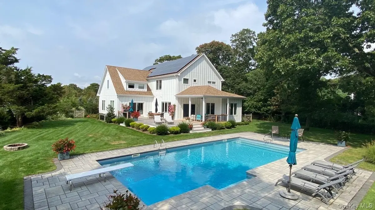 17 Willowood CT, Westhampton, NY 11977