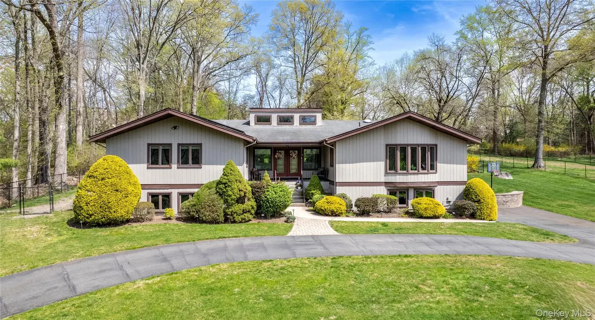 102 Robinhood LN, West Nyack, NY 10994