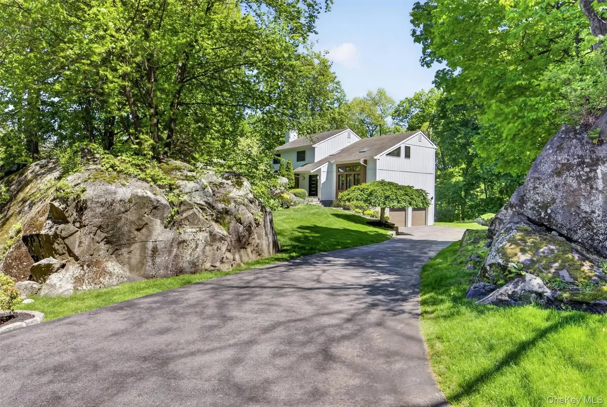 8 Amalfi DR, Cortlandt Manor, NY 10567