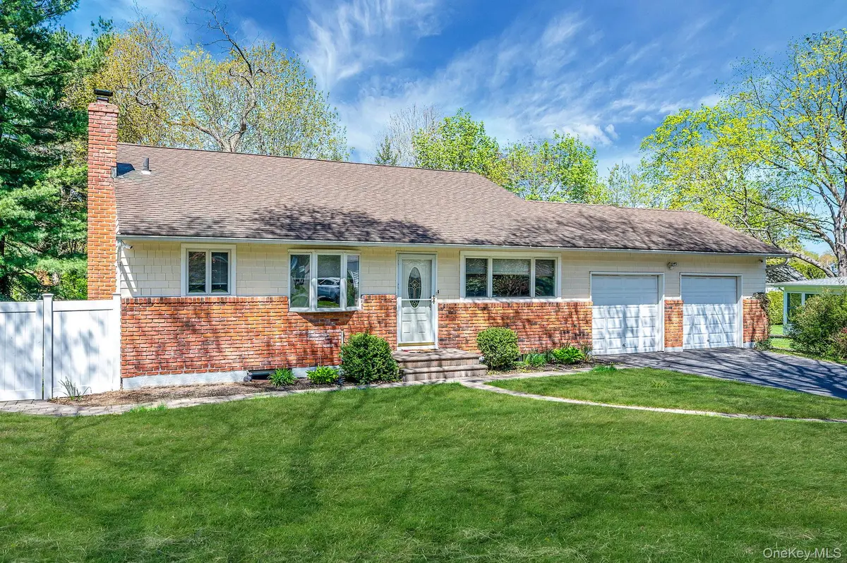 17 Gay Lore DR, Huntington, NY 11743