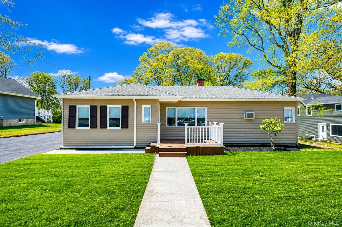 94 Rosemary LN, Centereach, NY 11720