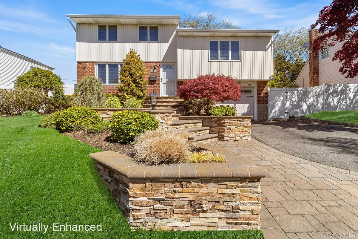 40 Garnet LN, Plainview, NY 11803