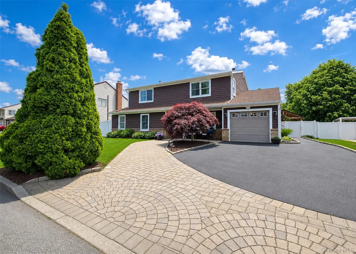 42 Live Oak DR, Holbrook, NY 11741