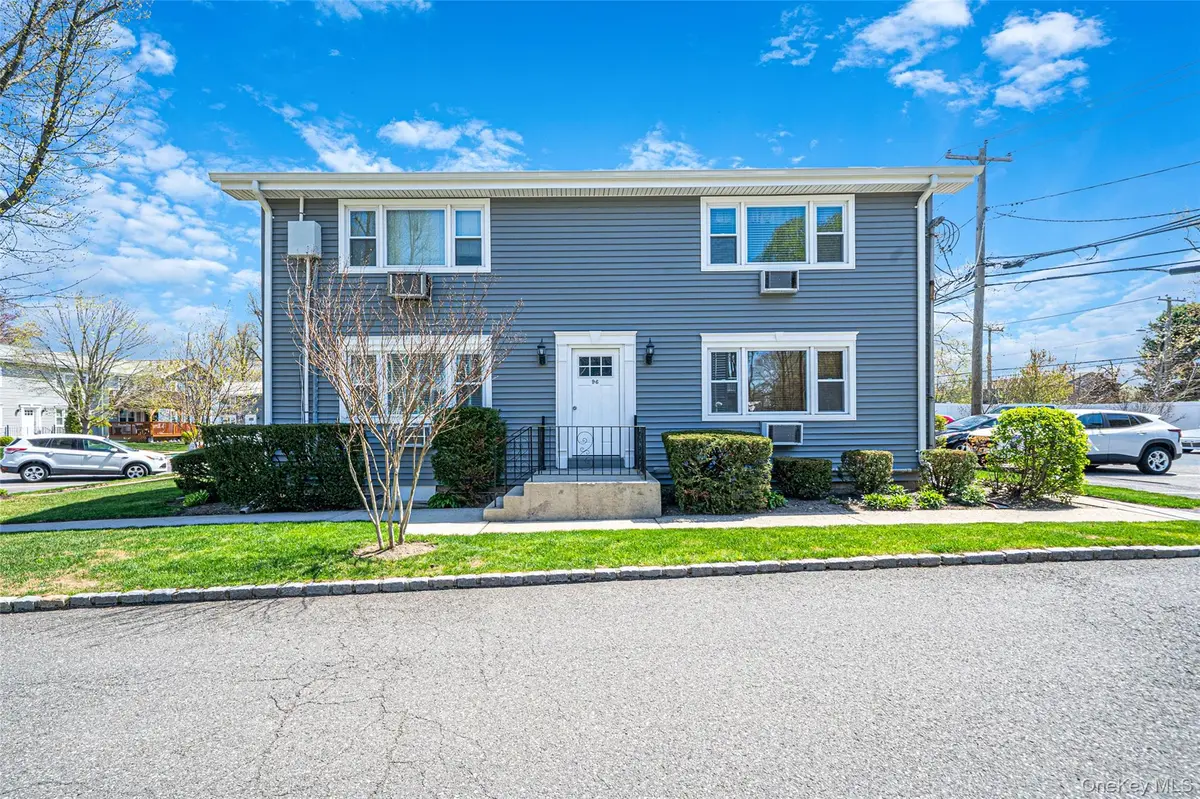 96 Finch LN #2B, Islip, NY 11751