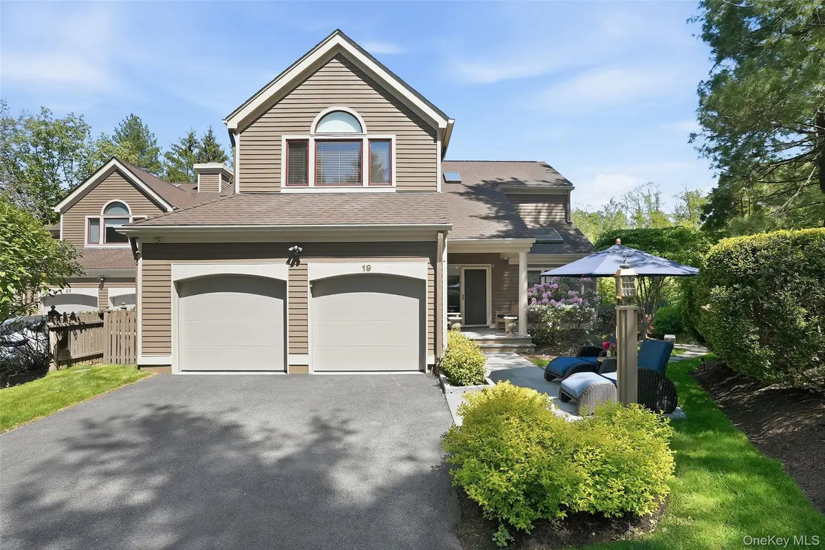 19 Clubhouse LN, Scarsdale, NY 10583