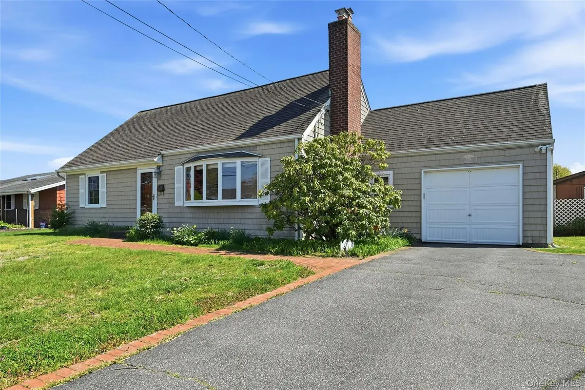 10 Bunny LN, Amityville, NY 11701