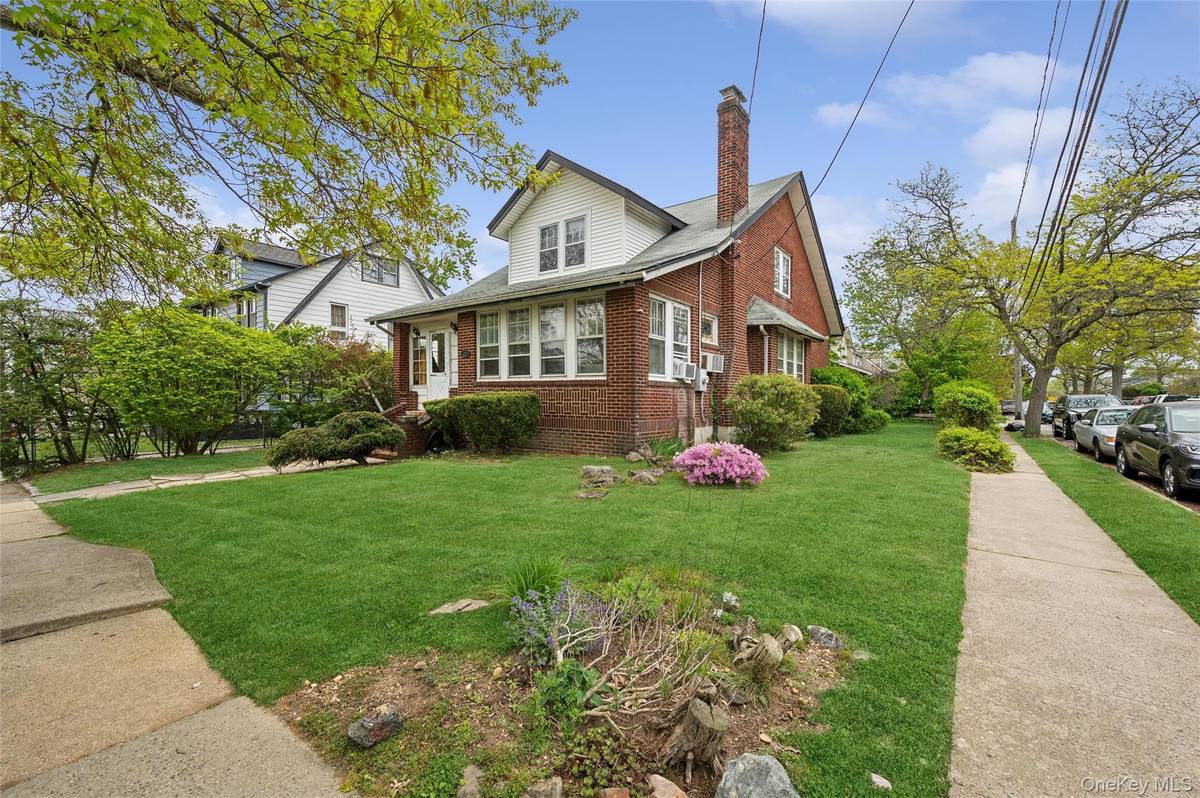 12 Harvard AVE, Hewlett, NY 11557