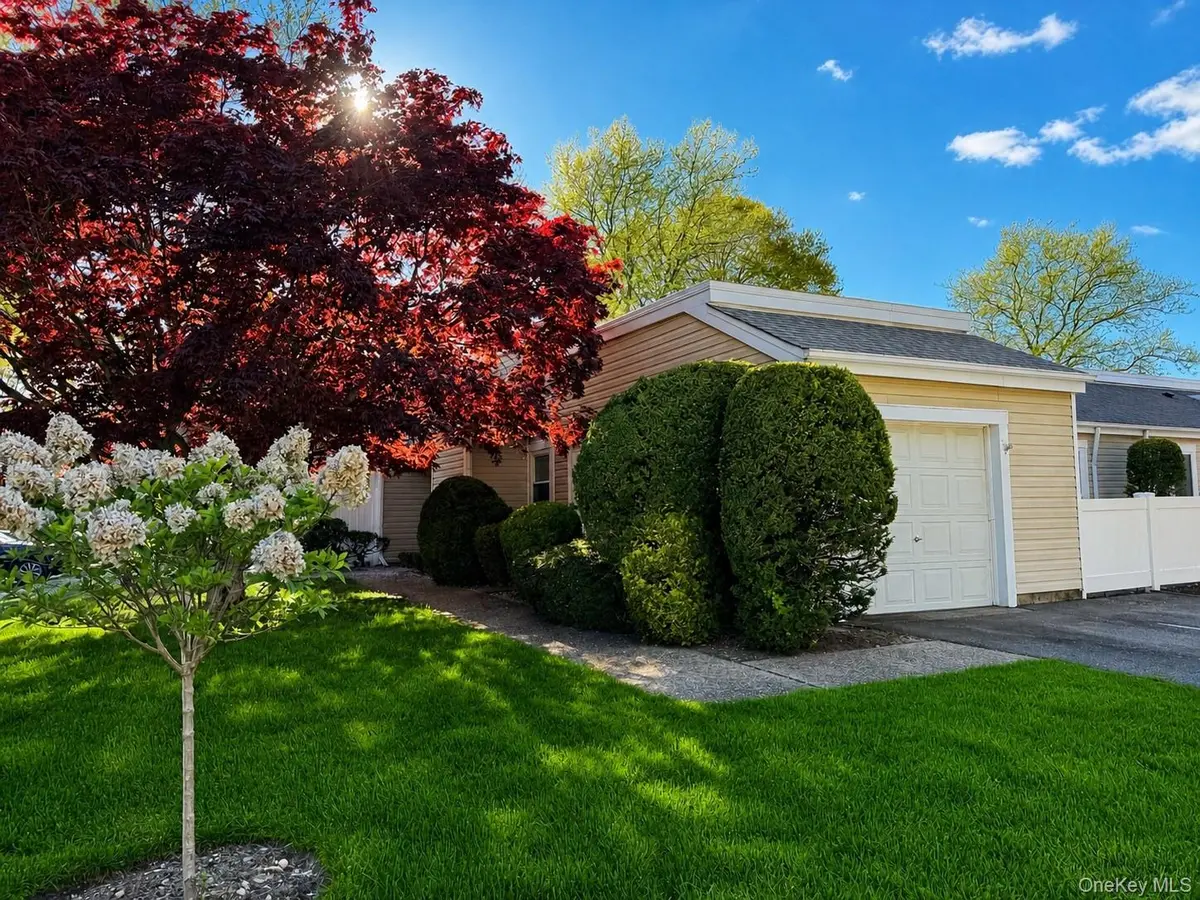 607 Cabot CT, Saint James, NY 11780