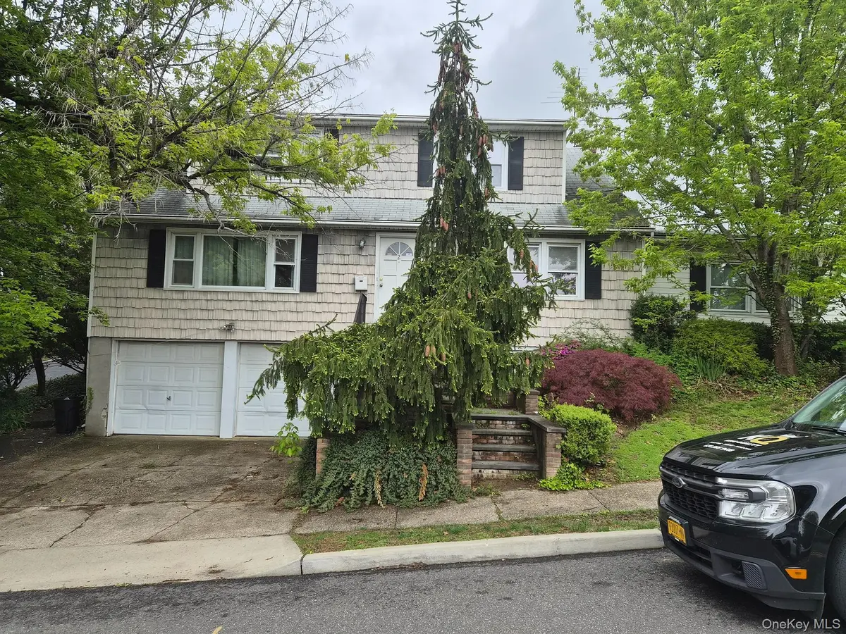 2 Huron ST, Glen Head, NY 11545