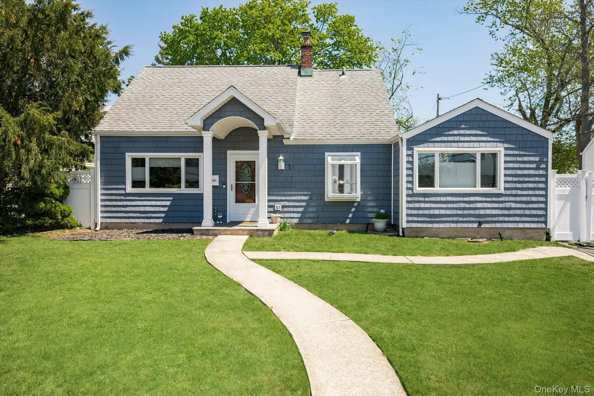 17 Vista LN, Levittown, NY 11756