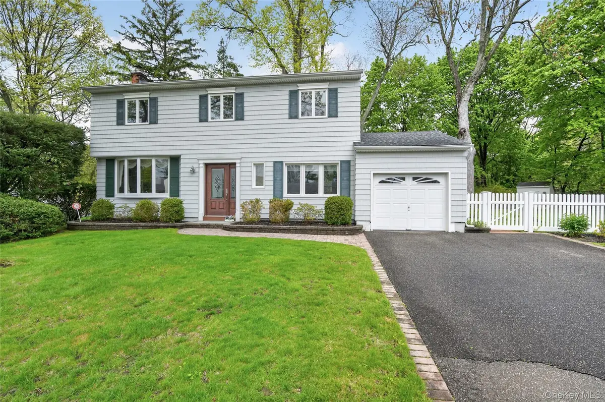 1 Tufts PL, Greenlawn, NY 11740