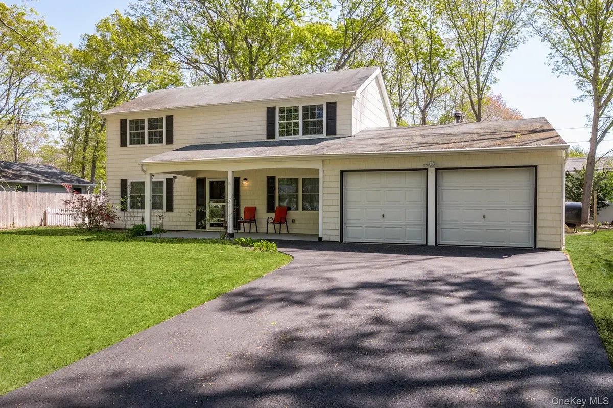 35 Spencer LN, Stony Brook, NY 11790