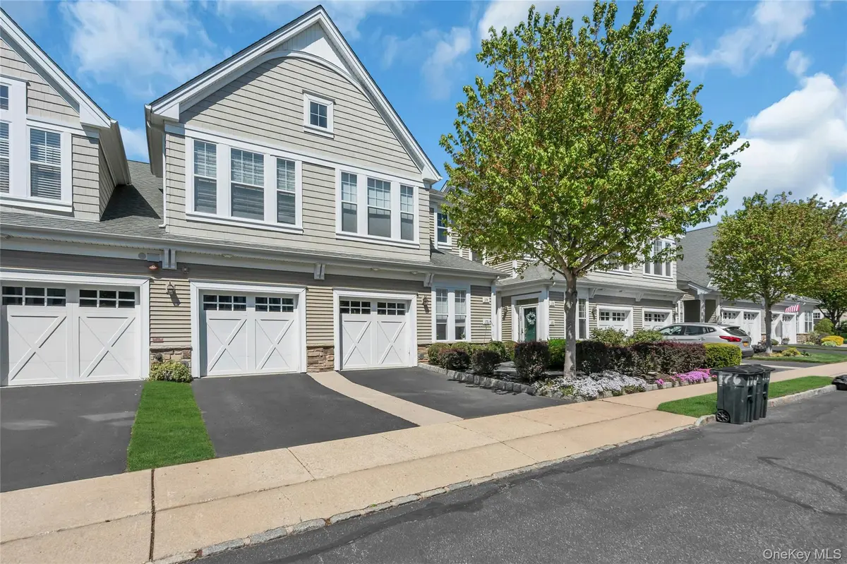 176 Symphony DR, Lake Grove, NY 11755