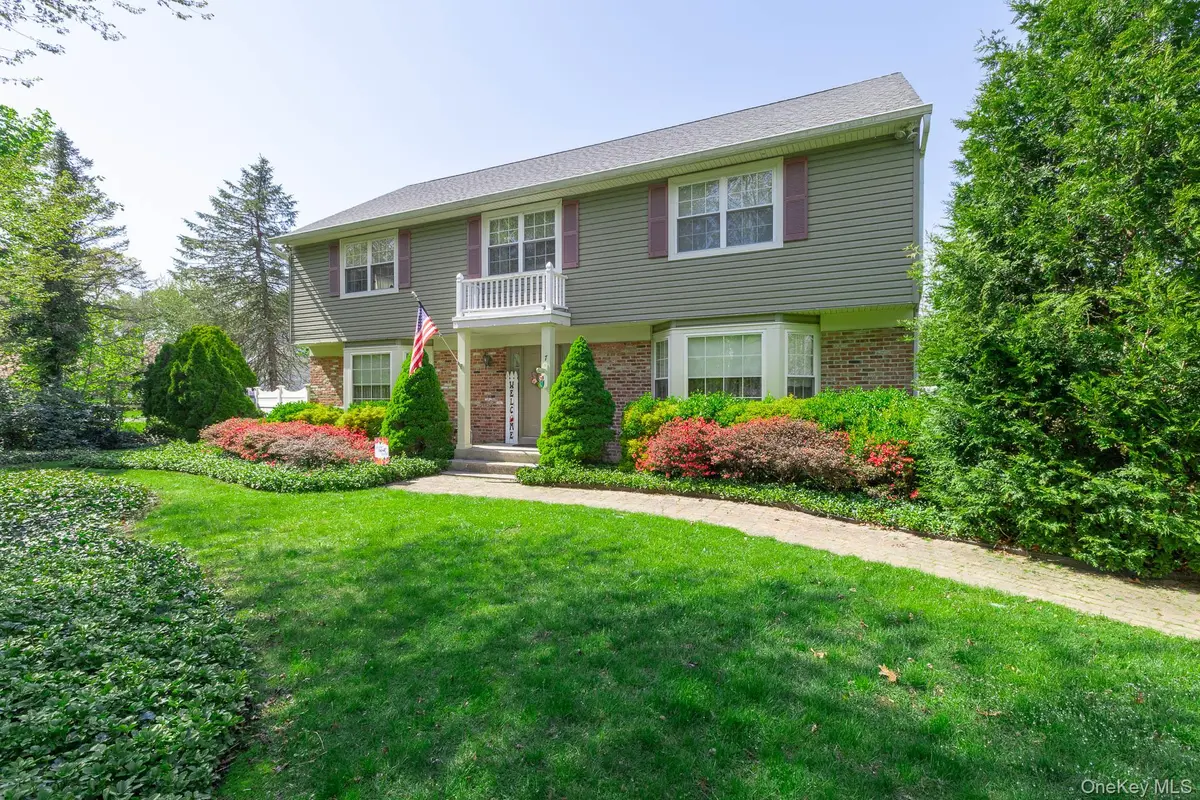 7 Lake LN, Lake Grove, NY 11755