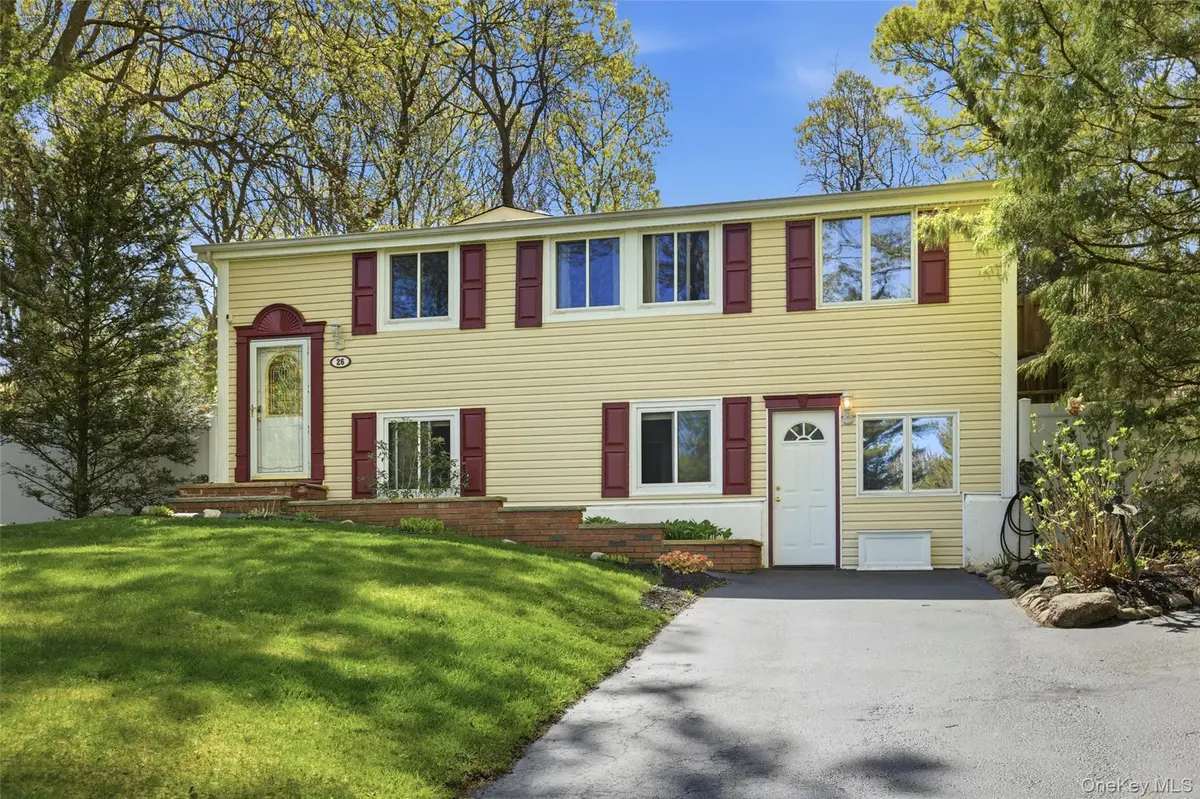 26 Woodchuck LN, East Setauket, NY 11733