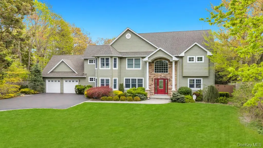 83 Gillette AVE, Bayport, NY 11705