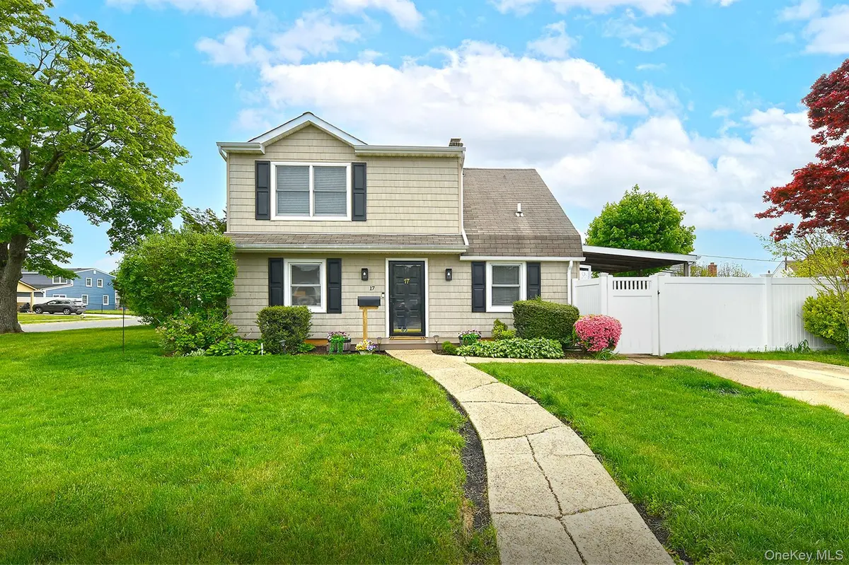 17 Ring LN, Levittown, NY 11756