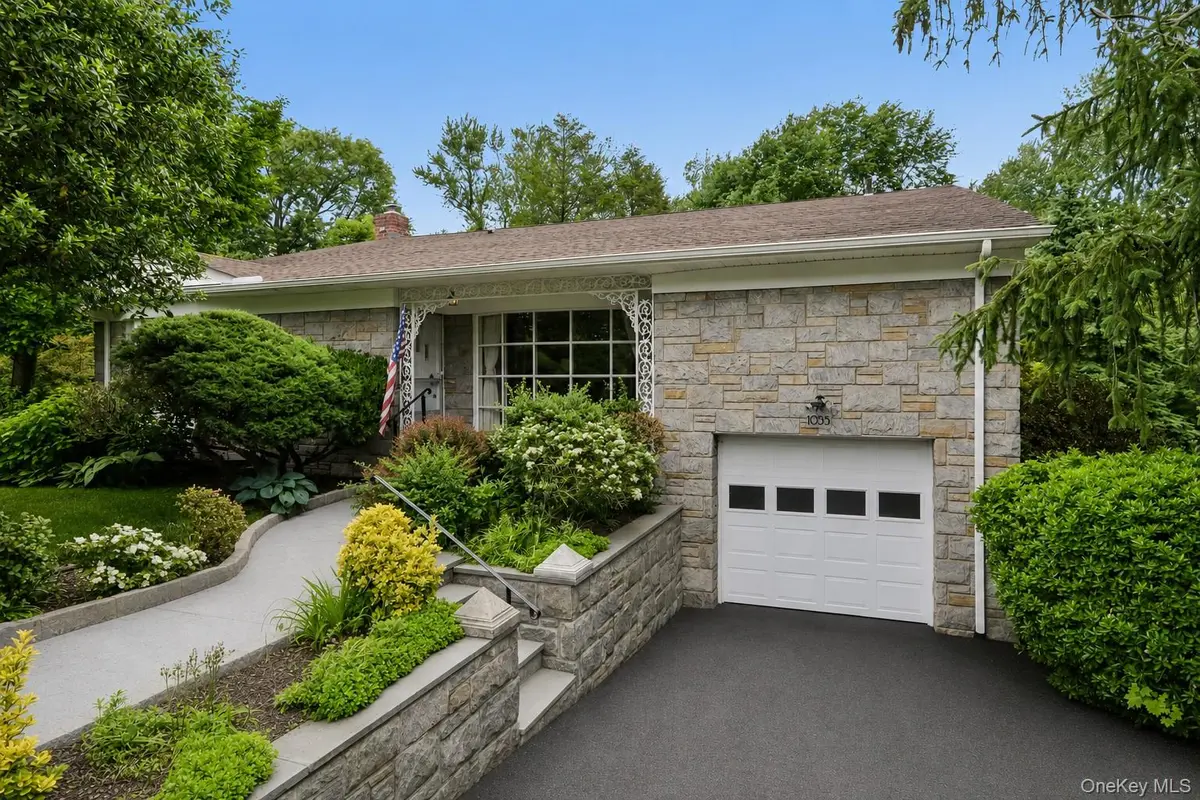1055 Mamaroneck AVE, White Plains, NY 10605