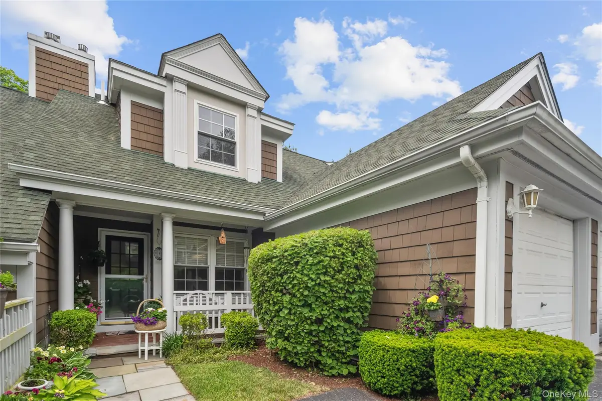 4 Winterberry LN, Briarcliff Manor, NY 10510