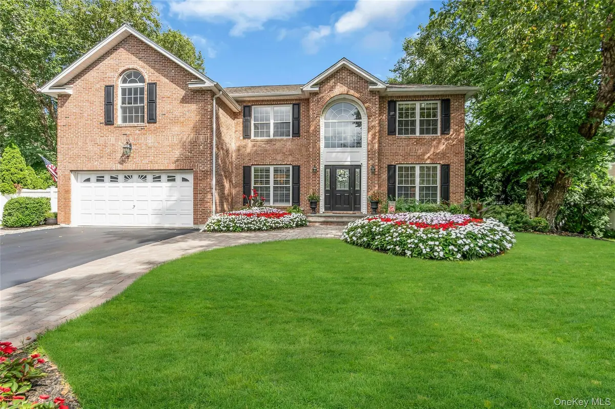 6 Magnolia LN, Smithtown, NY 11787