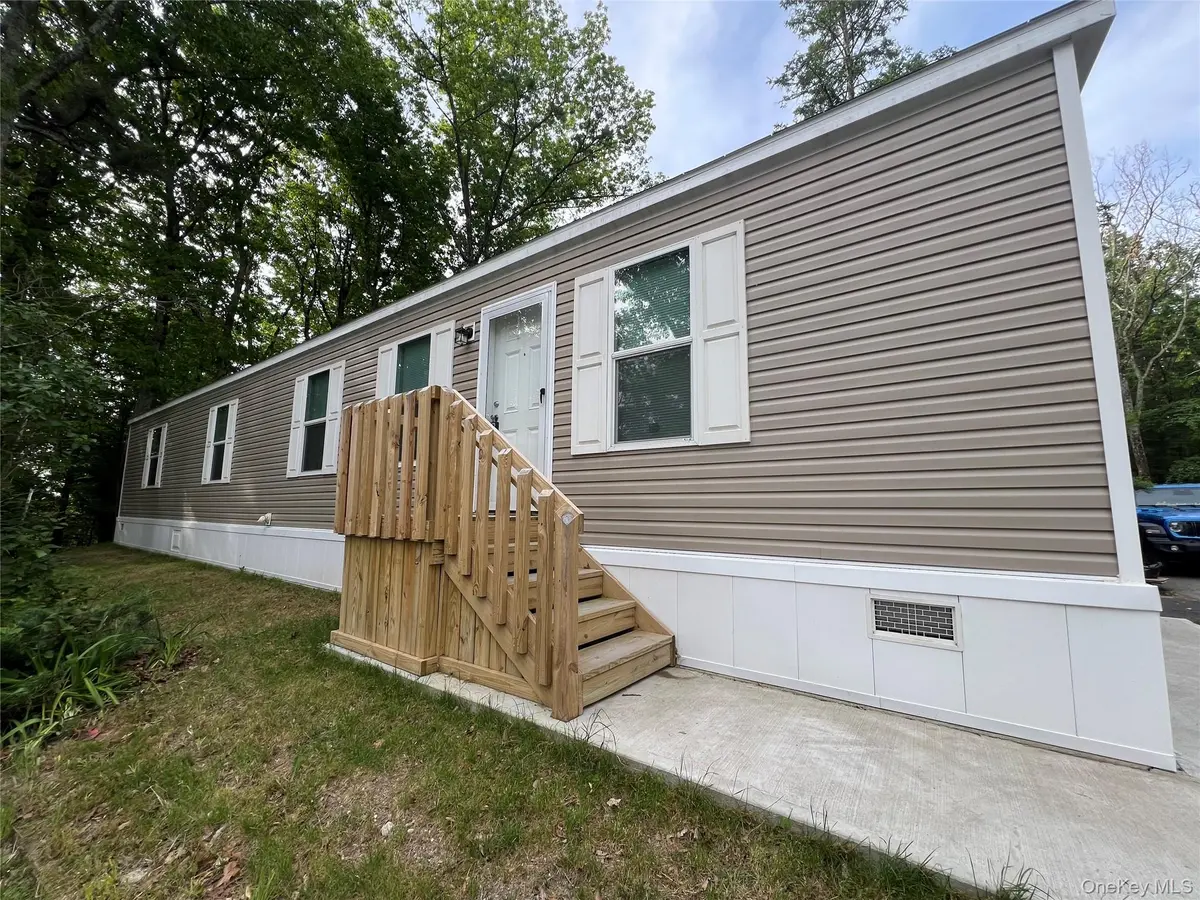 15 Holly CT, Bloomingburg, NY 12721