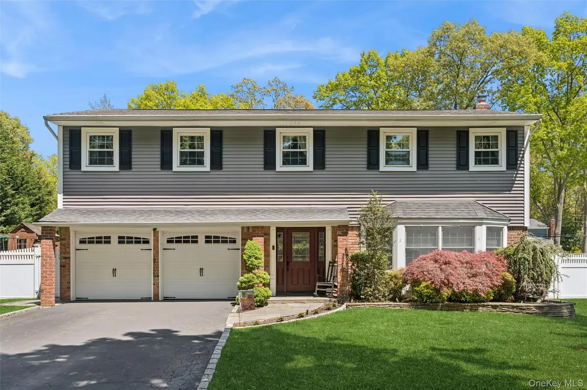 17 Erita LN, Smithtown, NY 11787