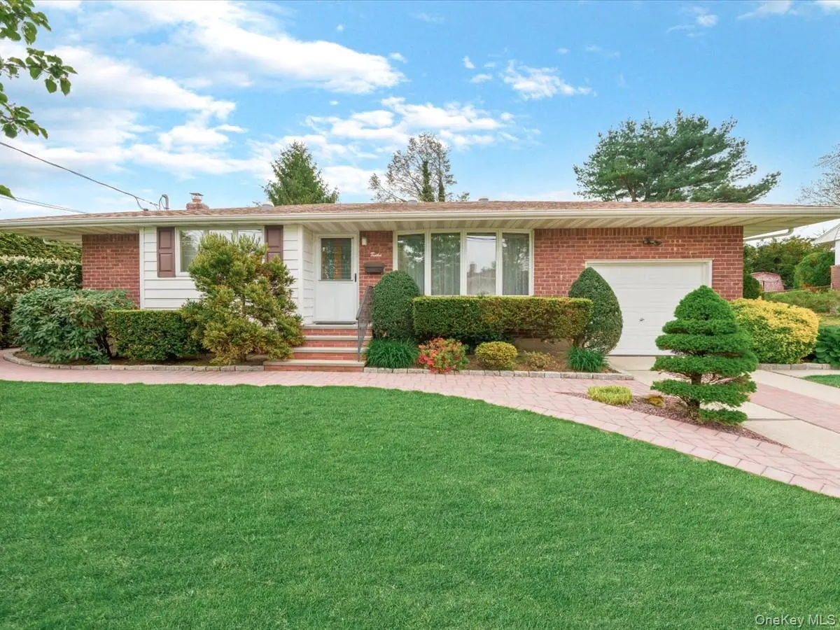 12 Joyce LN, Commack, NY 11725