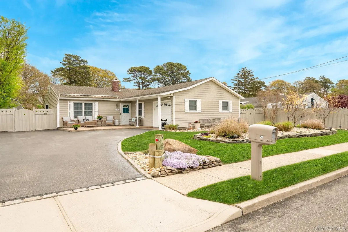 21 Eisenhower RD, Centereach, NY 11720