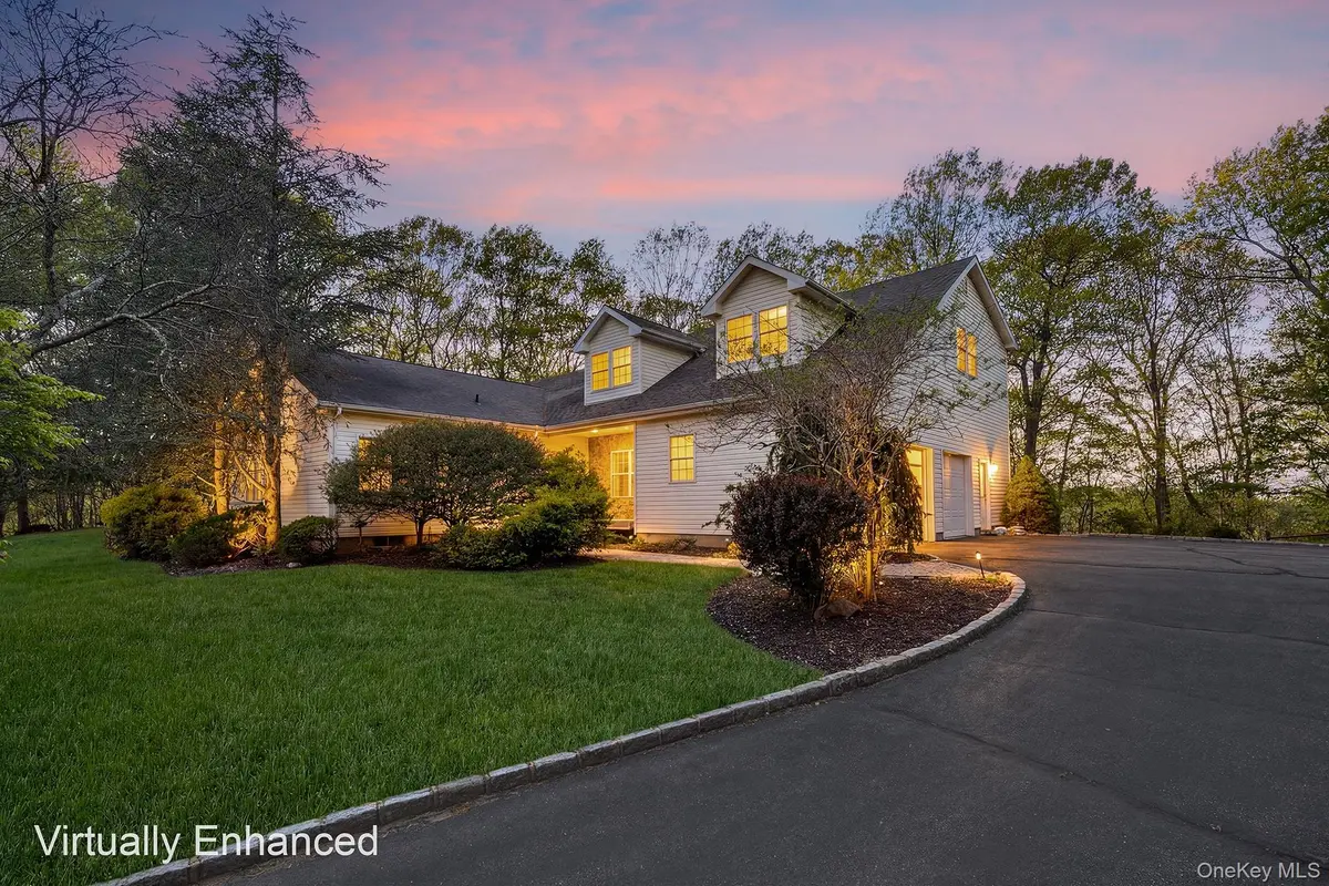 3 Heidi LN, Mount Sinai, NY 11766