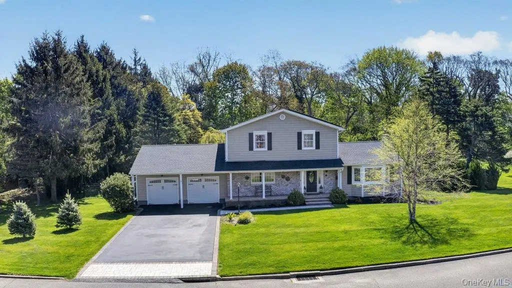 3 Orchard RD, East Patchogue, NY 11772