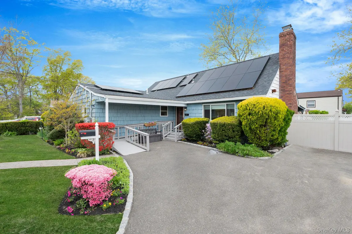 217 Abbington CT, Copiague, NY 11726
