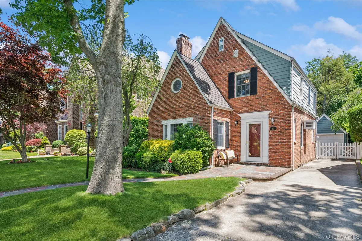 17 Kensington RD, Garden City, NY 11530