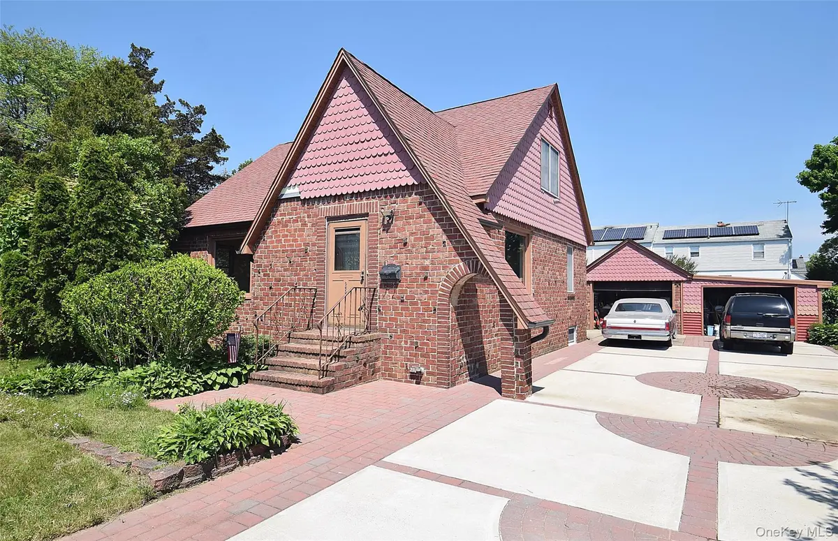 25 Kensington CT, Copiague, NY 11726