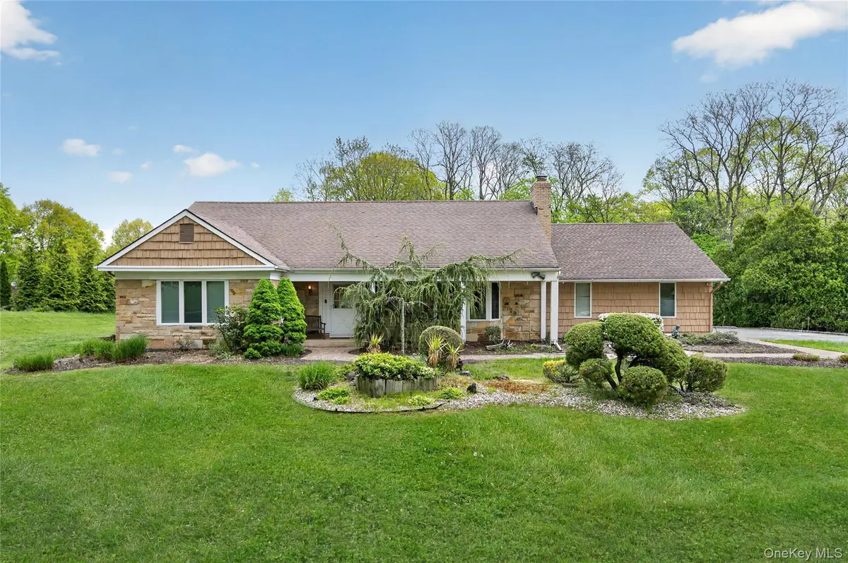 24 Thorngrove LN, Dix Hills, NY 11746
