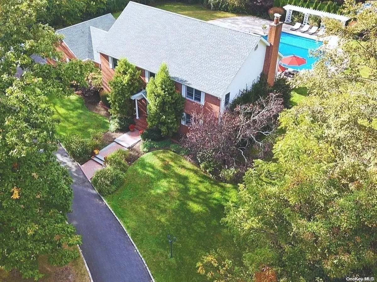 8 Southcrest CT, Huntington, NY 11743