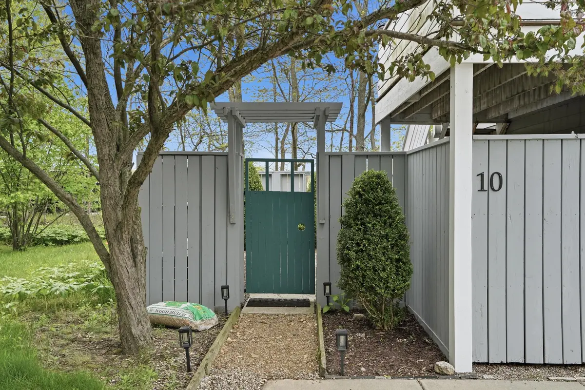10 Tryon Farm LN #F10, Michigan City, IN 46360