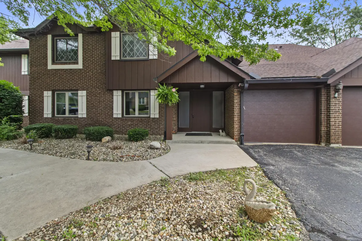 2513 E Lakeshore DR, Crown Point, IN 46307