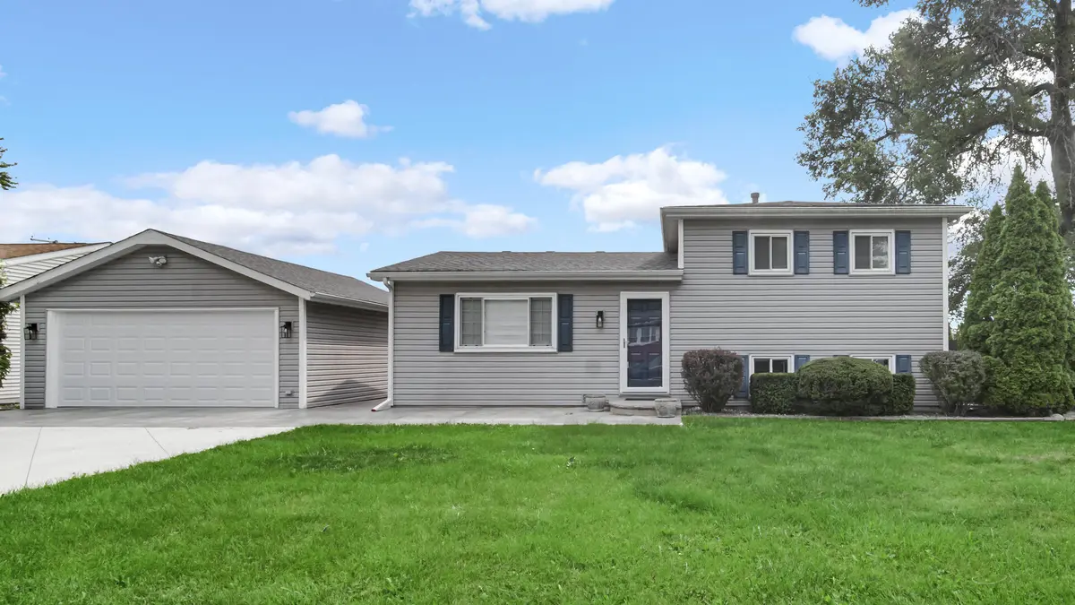 561 Eastwood DR, Lowell, IN 46356